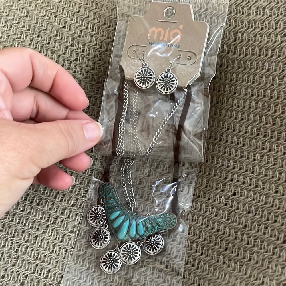 Mia Inspirations turquoise necklace and stud earrings-NWT